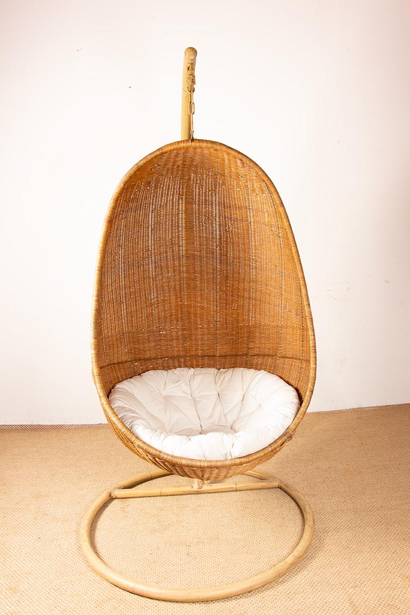 Danish armchair in woven rattan, with its metal stand, Hanging Egg Chair, attributed to Nanna Ditzel.