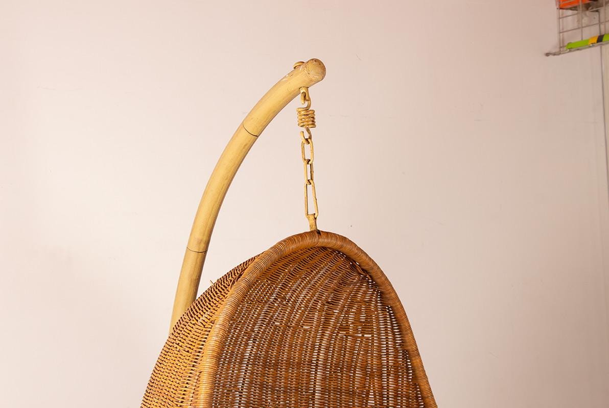 Danish armchair in woven rattan, with its metal stand, Hanging Egg Chair, attributed to Nanna Ditzel.