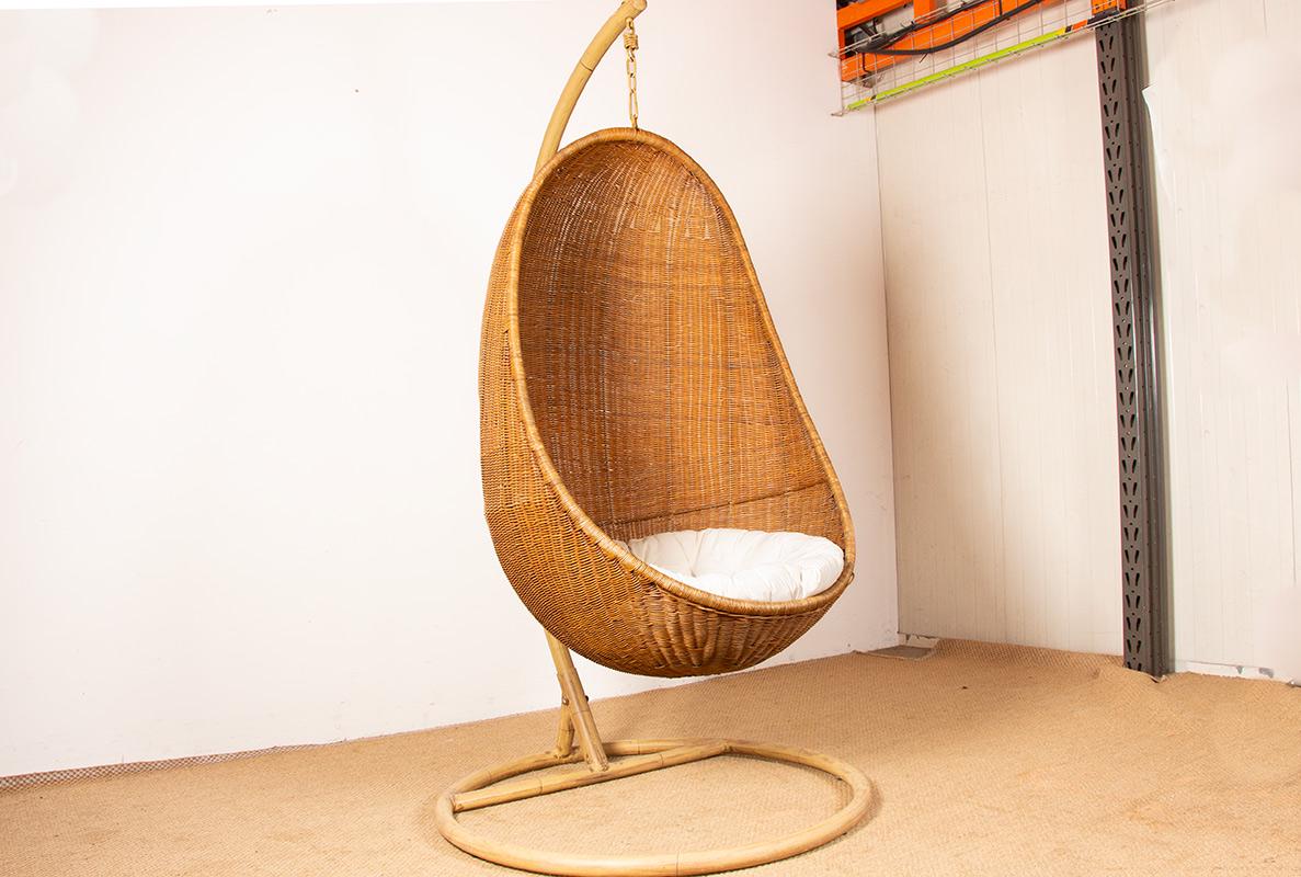 Danish armchair in woven rattan, with its metal stand, Hanging Egg Chair, attributed to Nanna Ditzel.