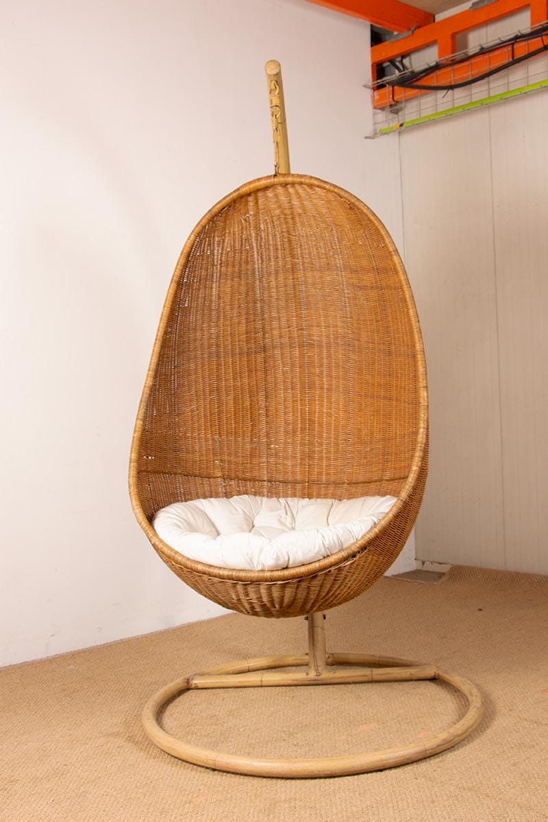 Danish armchair in woven rattan, with its metal stand, Hanging Egg Chair, attributed to Nanna Ditzel.